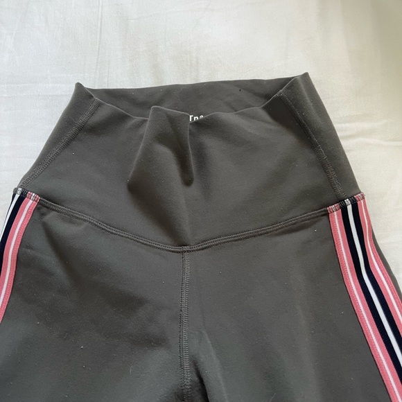 TNA dark grey leggings with stripe design on the side - Picture 5 of 6